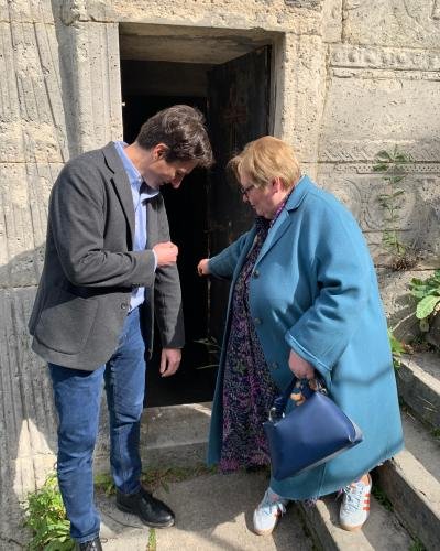 Benoît Gallot, directeur du cimetière du Père-Lachaise, et Ella Romanova, membre académique de l'EDA.